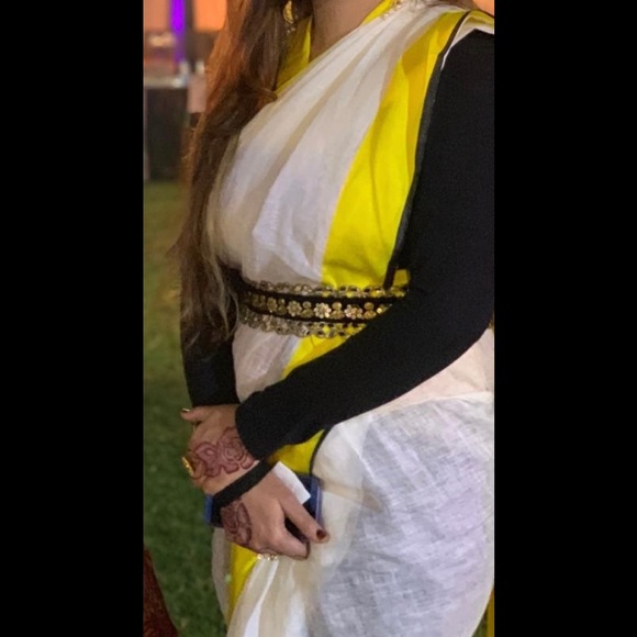 ❌❌SOLD❌❌Beautiful original linen saree in off white n yellow colour with tassels - Picture 4 of 9